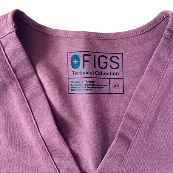 FIGS Casma™ Three-Pocket Scrub Top XS - Picture 2 of 4